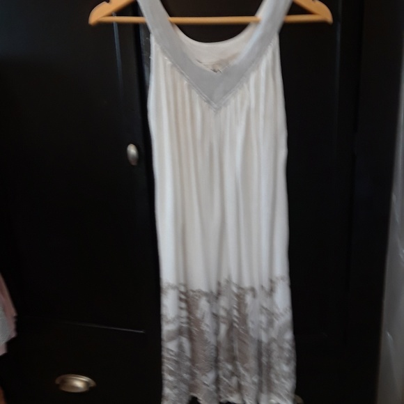 Belma White Crinkle V-Neck Sleeveless Pattern Hem - Picture 2 of 5